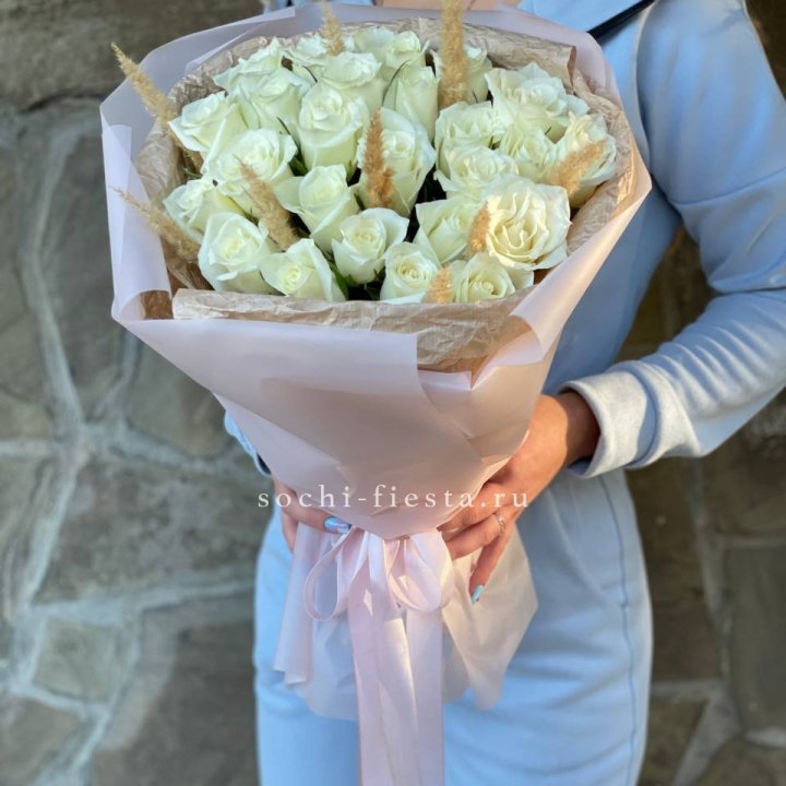 25 белых роз с сухоцветами в Северодвинске