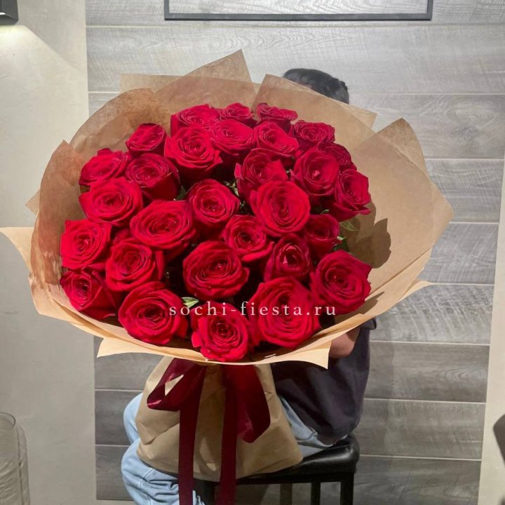 37 красных роз в крафте в Северодвинске