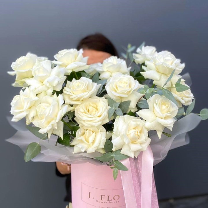 17 Французских белых роз в боксе в Северодвинске