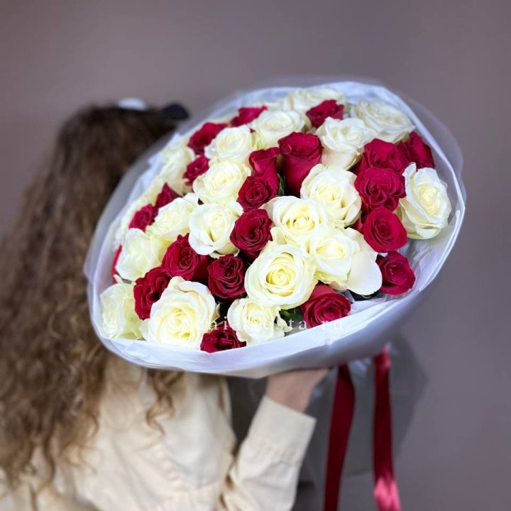 Букет из красных белых 45 роз в Северодвинске