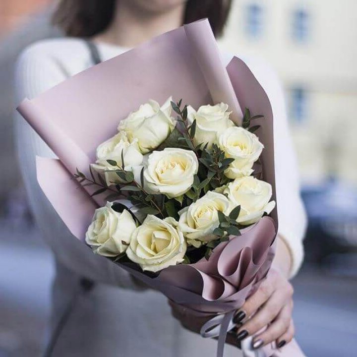 9 белых  роз "Минт" в Северодвинске