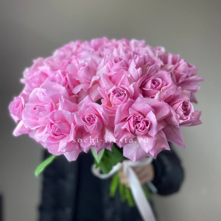 25 розовых французских роз в Северодвинске