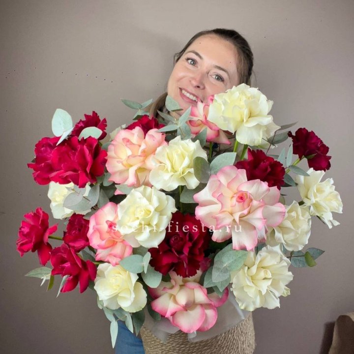 35 французских роз микс в джутовом боксе в Северодвинске