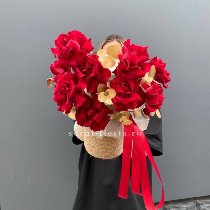 Красные французские розы в джутовом кашпо в Северодвинске