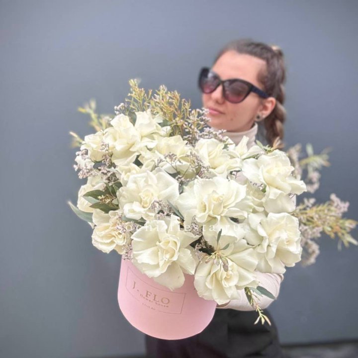 17 Французских белых роз в коробке Афина в Северодвинске