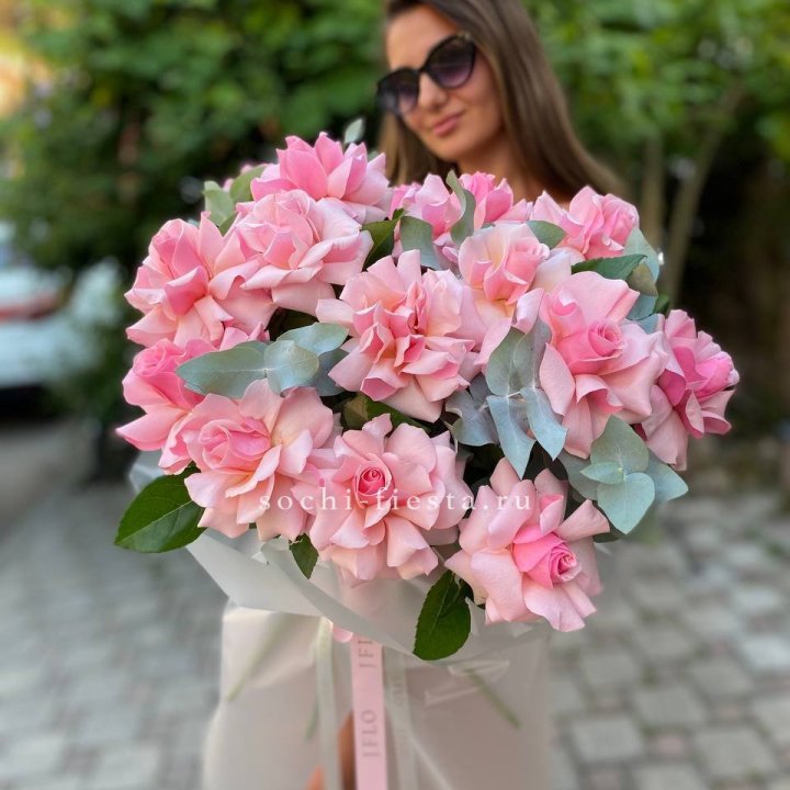 17 Розовых  французских роз в Северодвинске