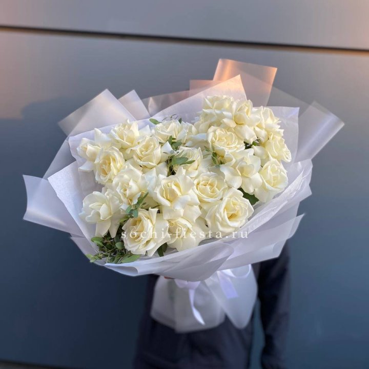 Пышный букет из белых роз в Северодвинске