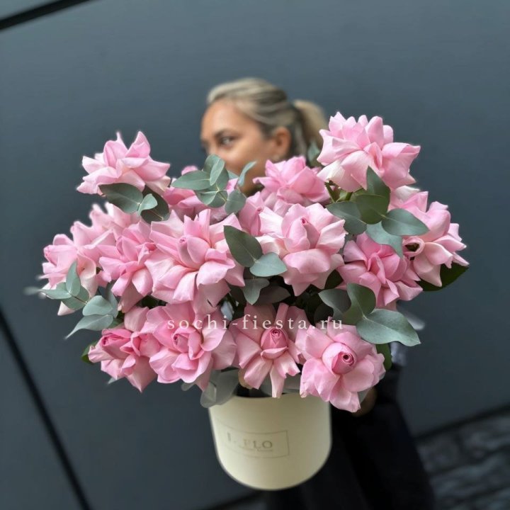 17 Розовых французских роз в боксе в Северодвинске