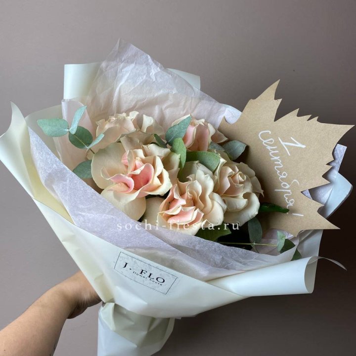 Букет кремовых роз к дню знаний в Северодвинске