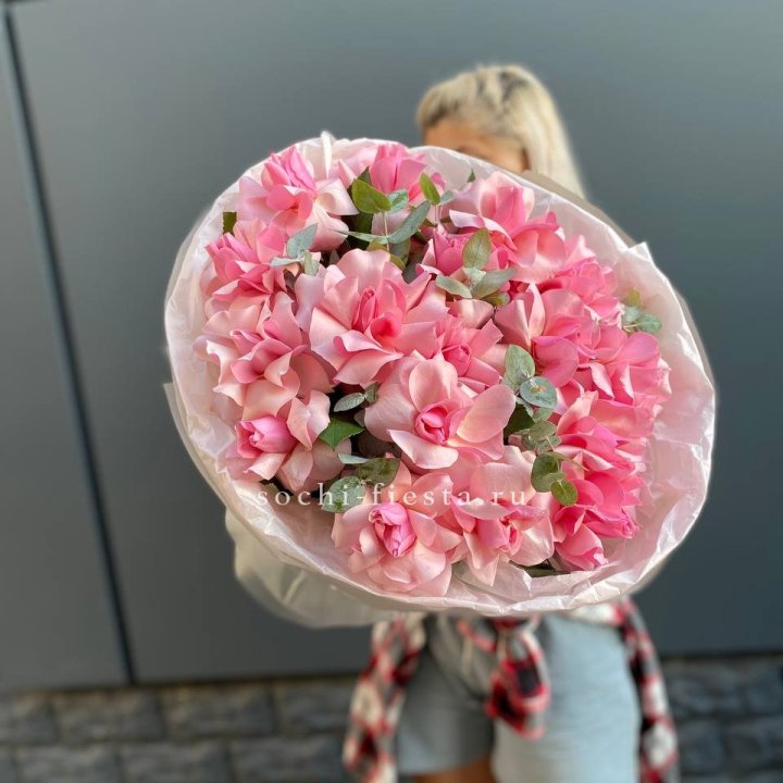 17 розовых роз в Северодвинске