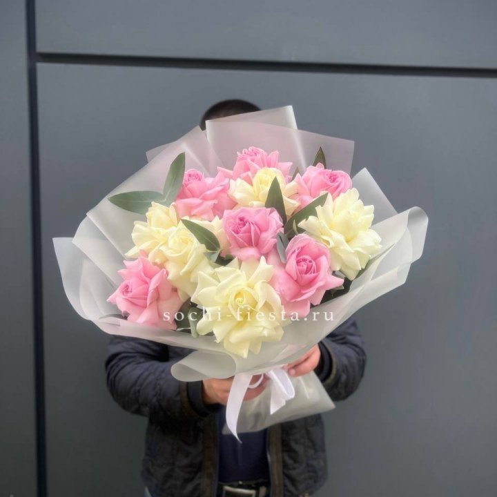 11 бело-розовых роз в Северодвинске