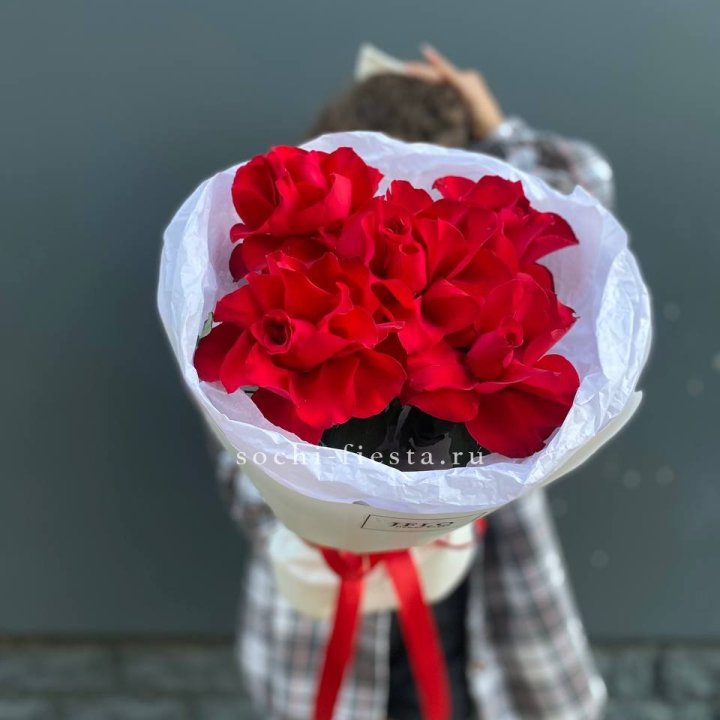5 французских красных роз в Северодвинске