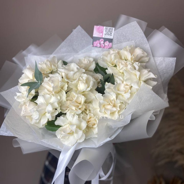 21 французских роз с эвкалиптом в Северодвинске