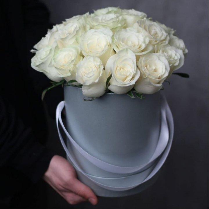 15 белых роз в цилиндре в Северодвинске