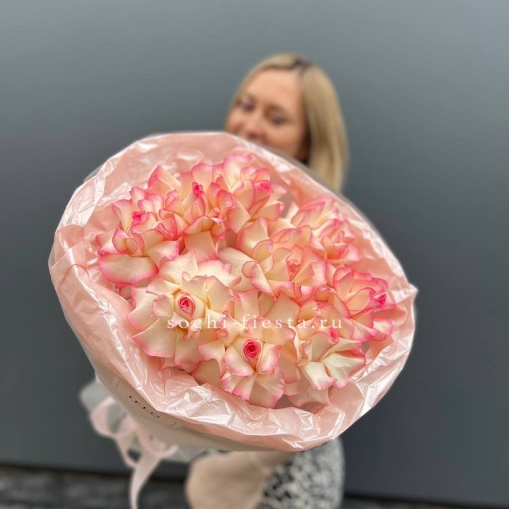 9 французских роз Джумилия в нежном оформлении в Северодвинске