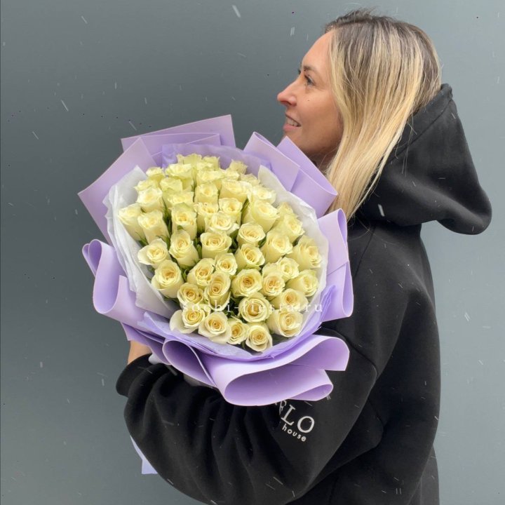 51 белая кенийская роза в оформлении в Северодвинске