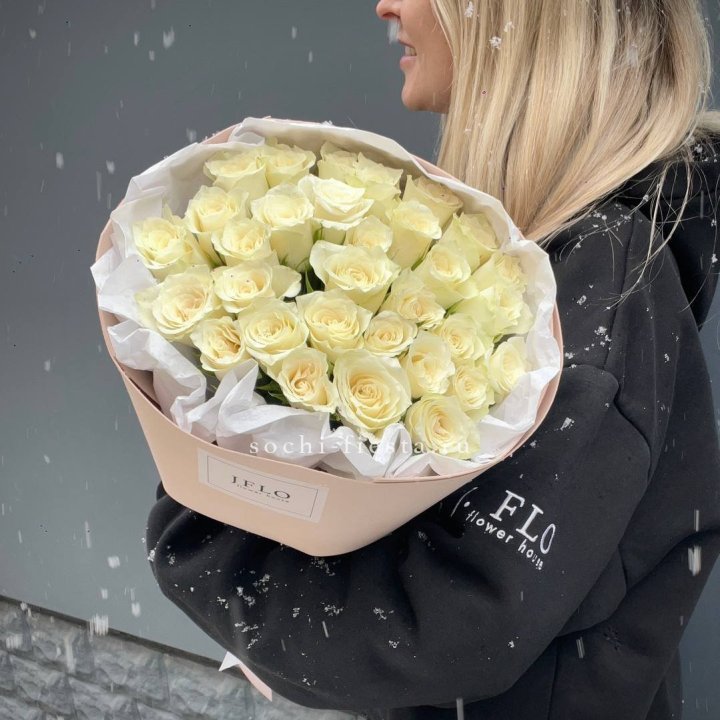 31 белая роза в оформлении в Северодвинске