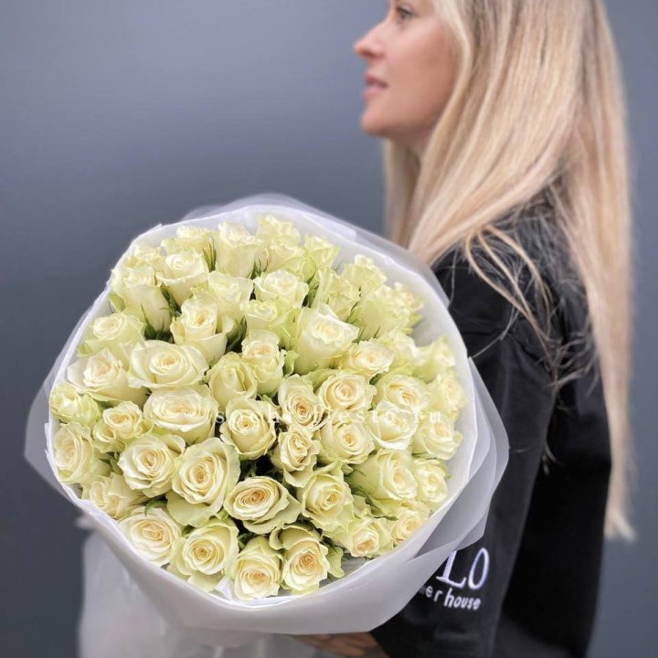 Воздушный букет из 51 белой кенийской розы в Северодвинске