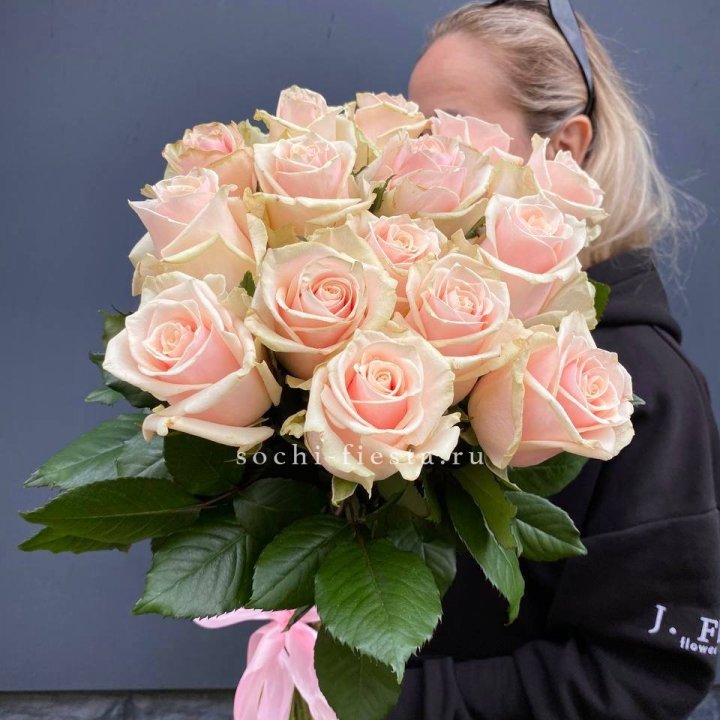 15  кремовых высоких роз в Северодвинске