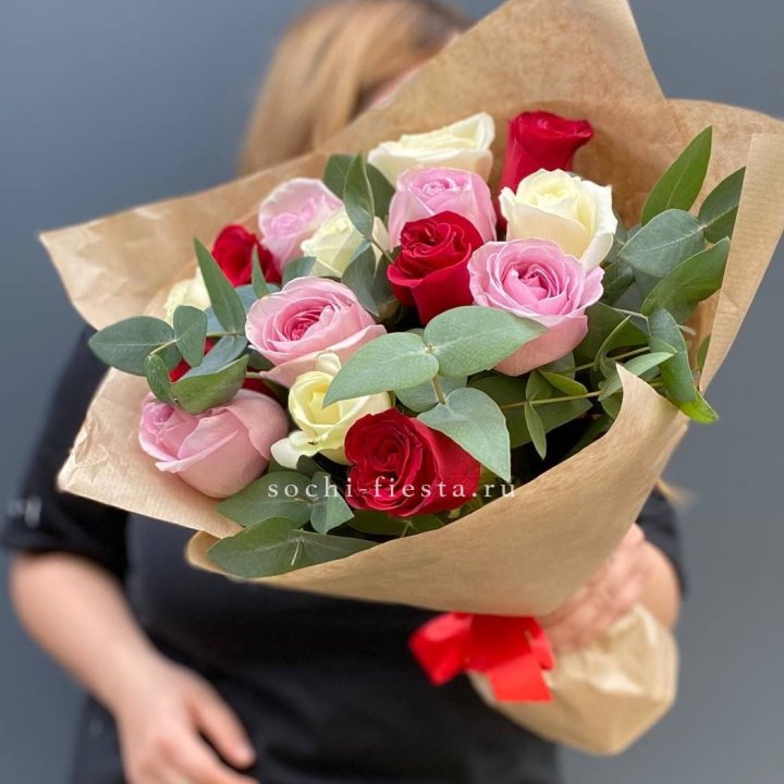 Букет из 15 роз с эвкалиптом в Северодвинске