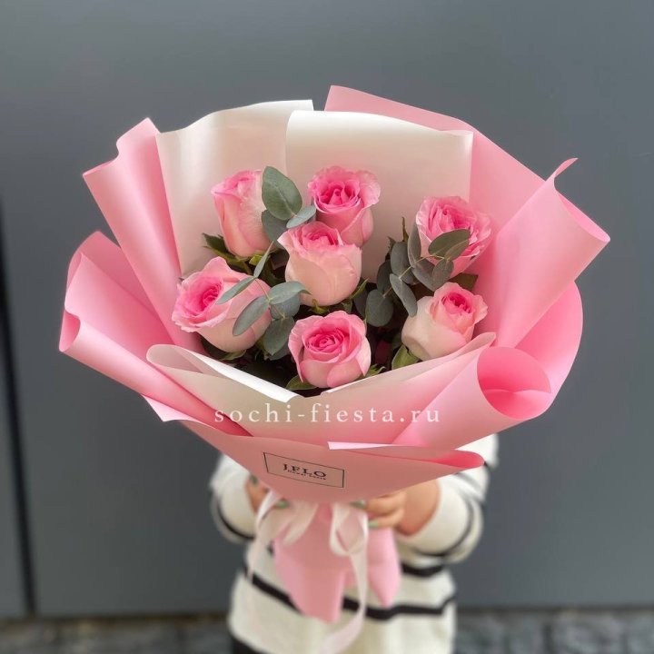 7 роз с эвкалиптом в Северодвинске