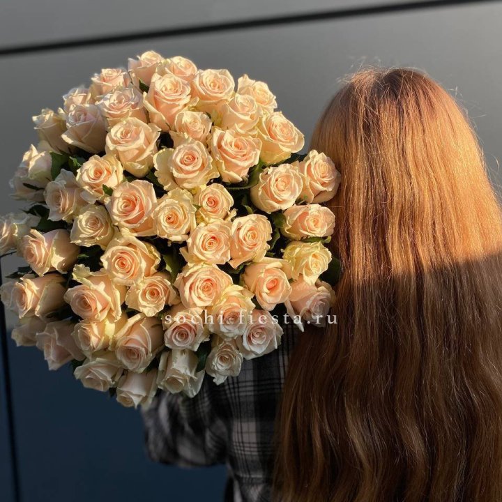 Охапка кремовых роз в Северодвинске