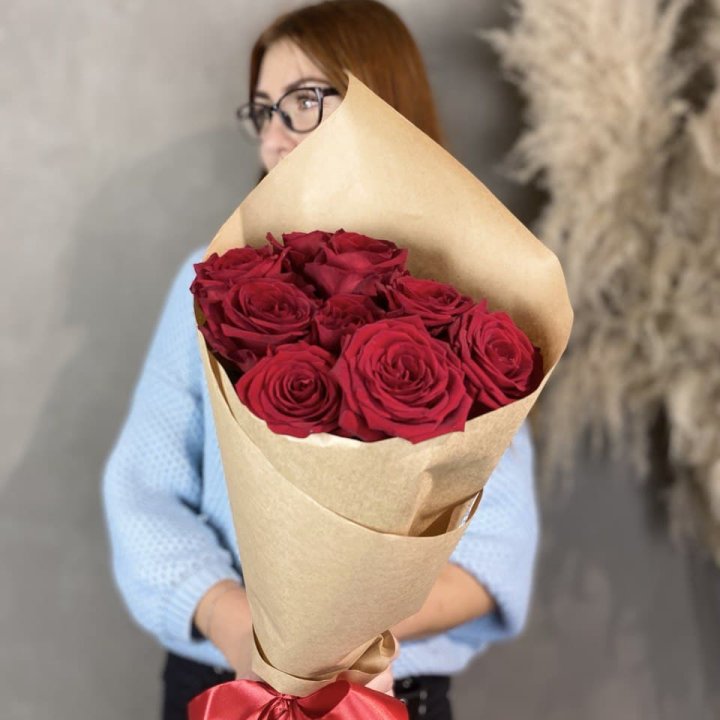 9 красных роз в крафте в Северодвинске