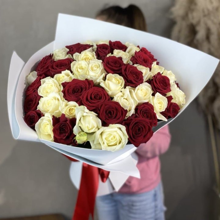51 красная и белая роза в Северодвинске