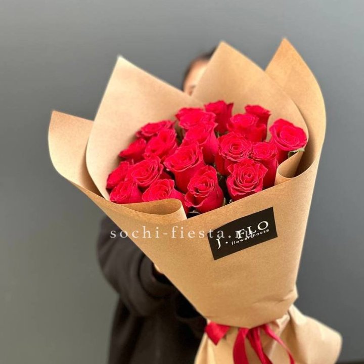 19 красных роз в крафте в Северодвинске