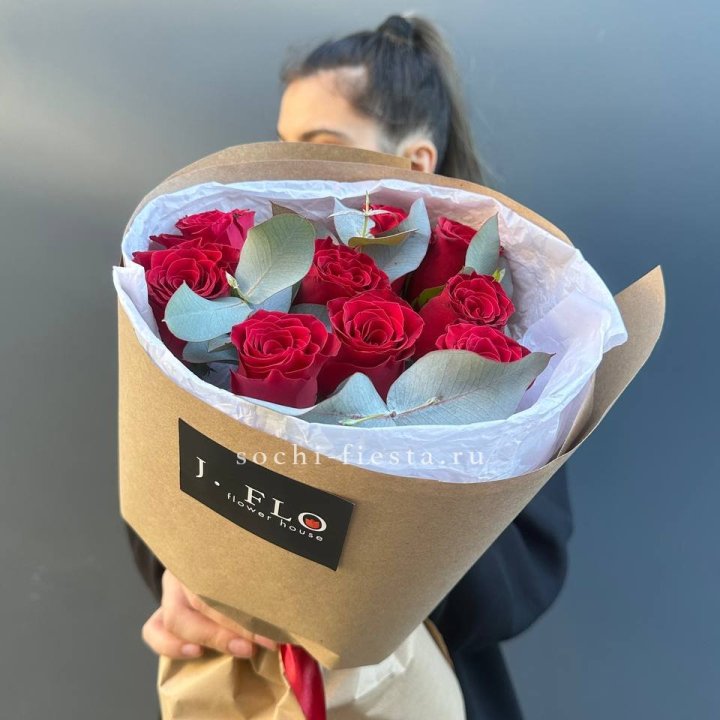 9 роз с эвкалиптом в Северодвинске