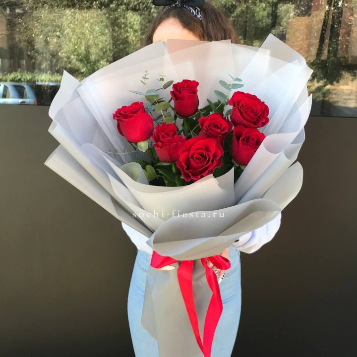 7 красных роз с эвкалиптом  в Северодвинске