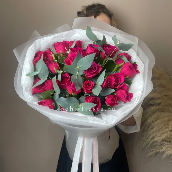 25 малиновых роз с эвкалиптом в Северодвинске