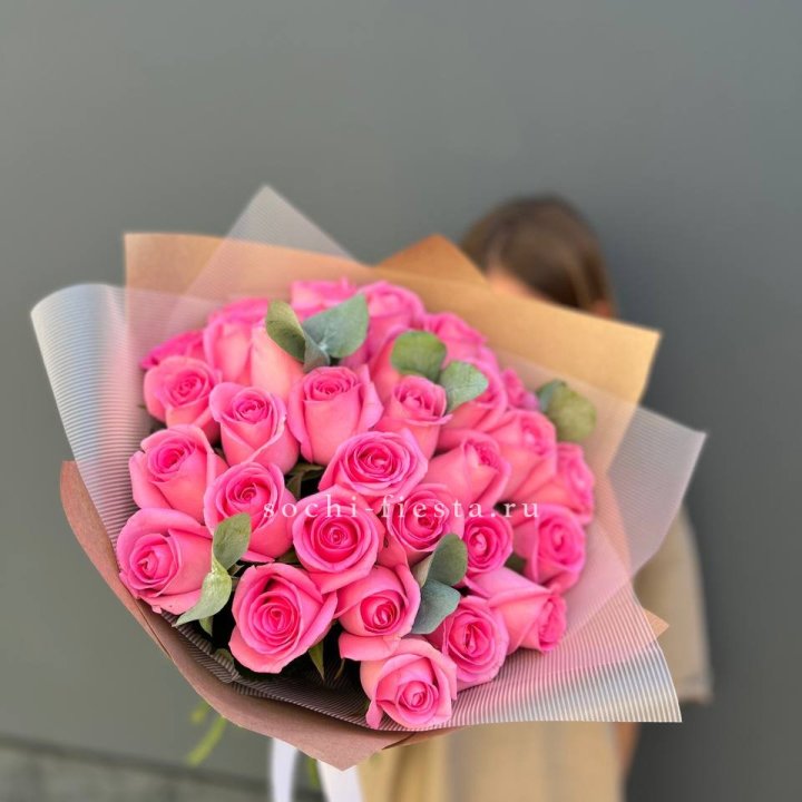 31 розовая роза с эвкалиптом в Северодвинске