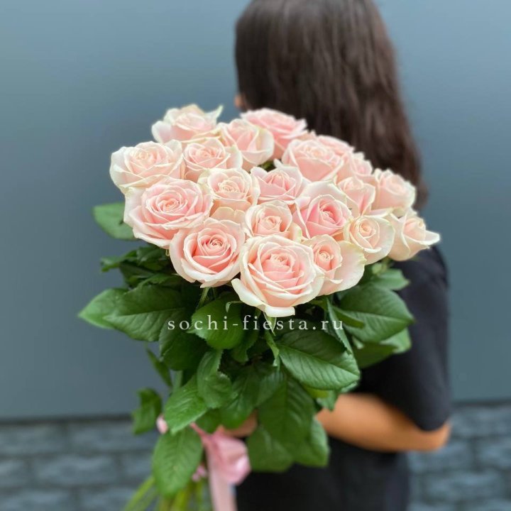 Высокие розовые розы в Северодвинске