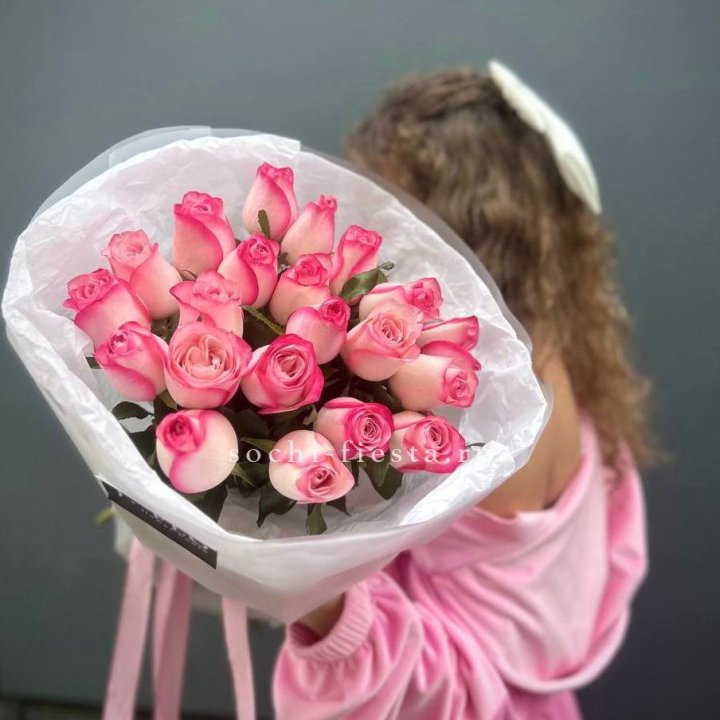 21 розовые розы Венди  в оформлении в Северодвинске
