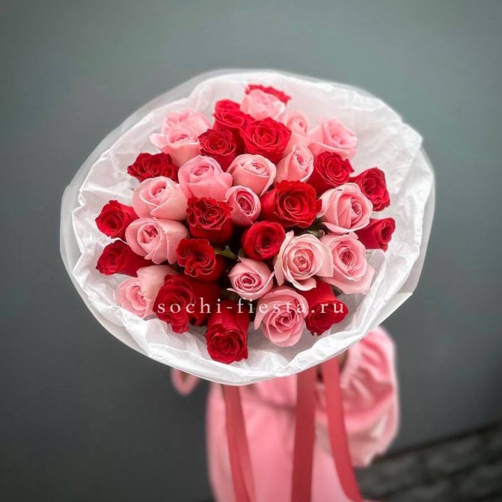 Букет красных и розовых 35 роз в Северодвинске