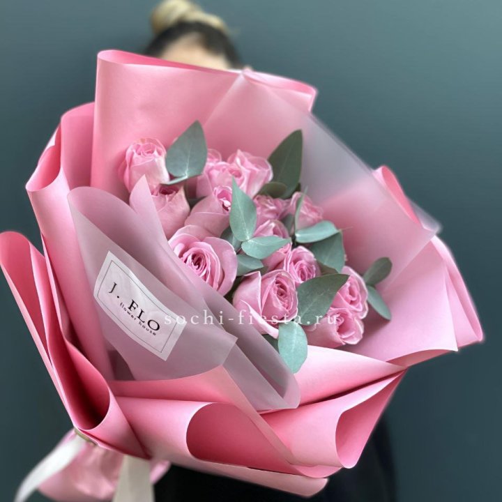 15 Розовых роз с эвкалиптом в Северодвинске