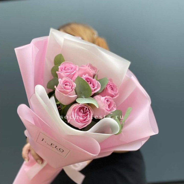 7 розовых роз с эвкалиптом в Северодвинске