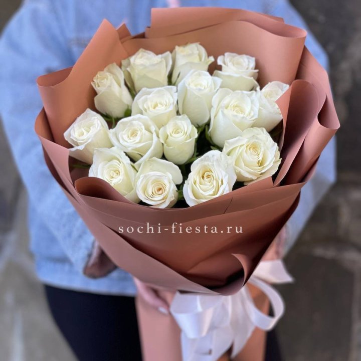 15 белых роз сиена в Северодвинске