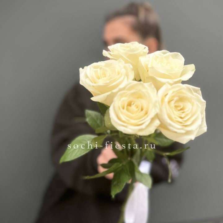 Букет 5 белых роз  в Северодвинске