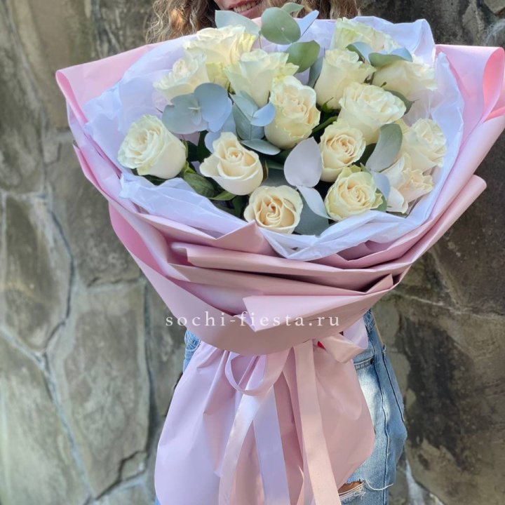 Белые розы в авторском оформлении в Северодвинске