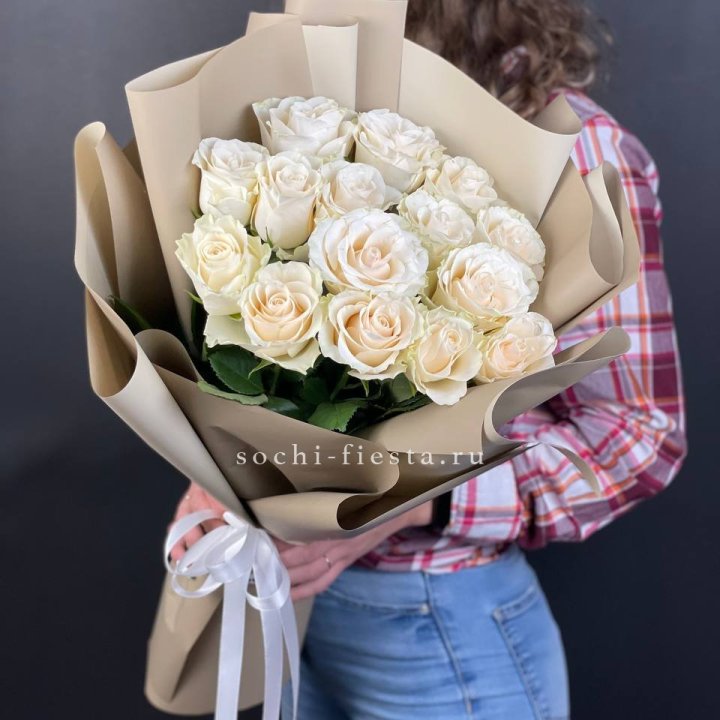 15 белых роз кофе в Северодвинске