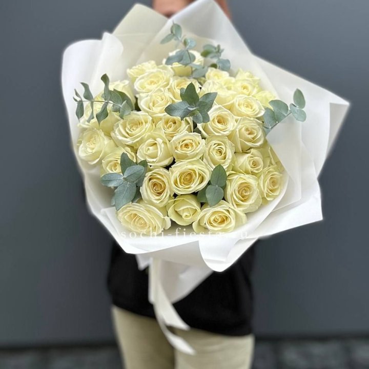 31 белая роза с эвкалиптом в Северодвинске