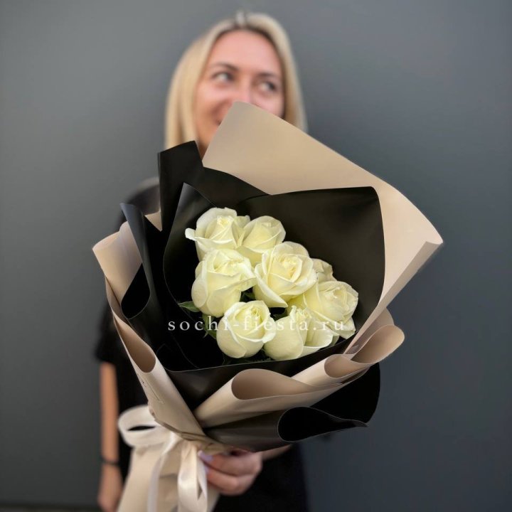 7 белых роз Иммерсив в Северодвинске