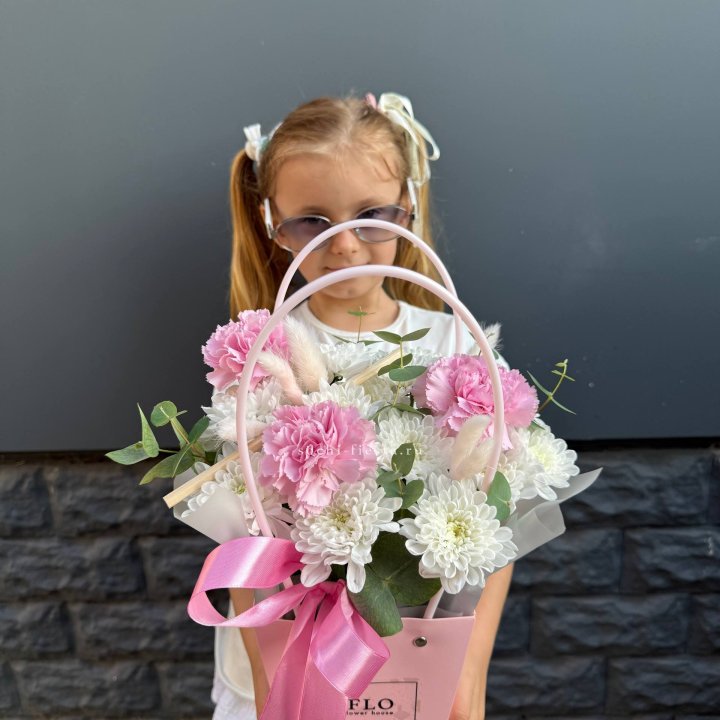 Сумочка из стойких хризантем и диантуса в Северодвинске