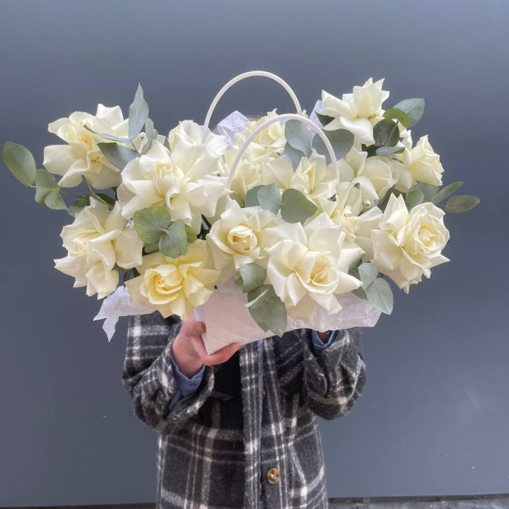 15 белых роз в сумочке в Северодвинске