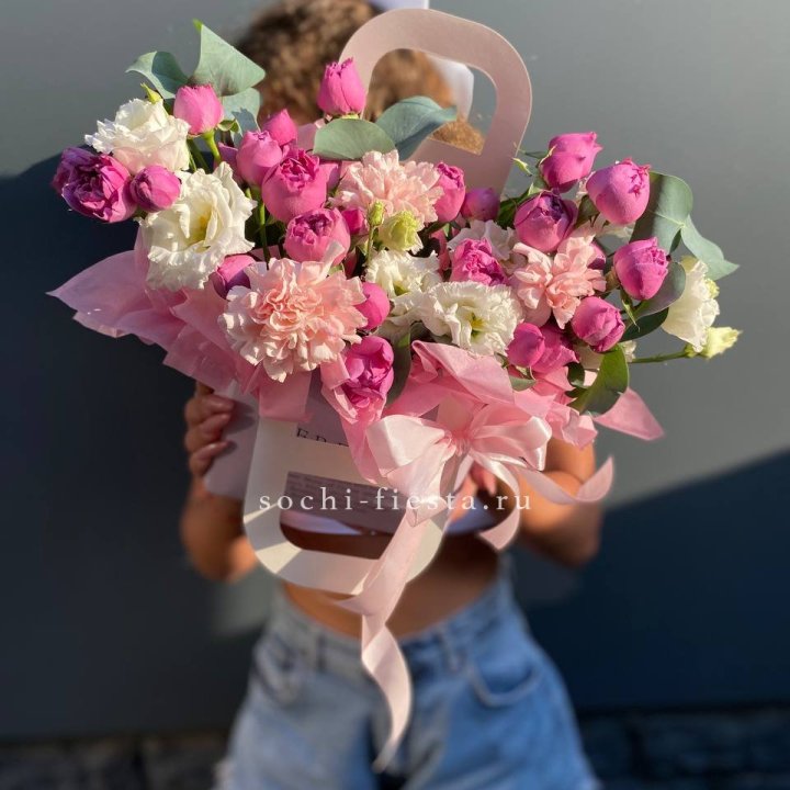 Сумочка с кустовой розой и диантусами в Северодвинске