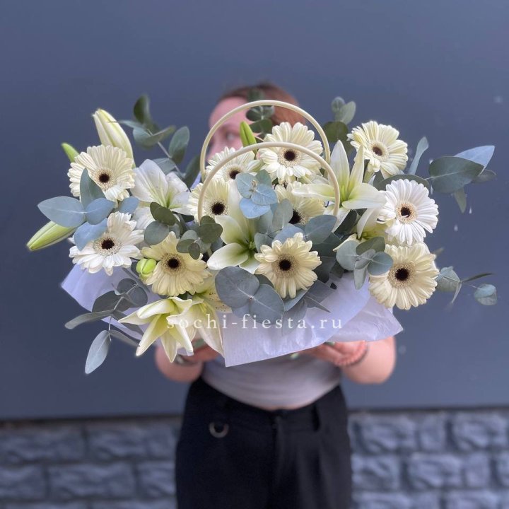 Сумочка лилии и герберы в Северодвинске